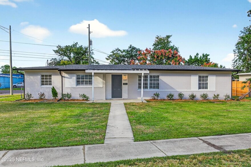 5437 Attleboro St in Jacksonville, FL - Foto de edificio