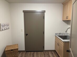 658 SW Cedar St in Mill City, OR - Foto de edificio - Building Photo