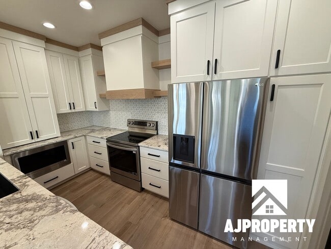 8609 W Shoreline Pl in Sioux Falls, SD - Building Photo - Building Photo