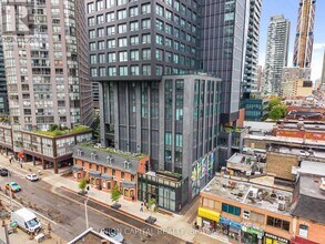8 Wellesley St W in Toronto, ON - Building Photo - Building Photo