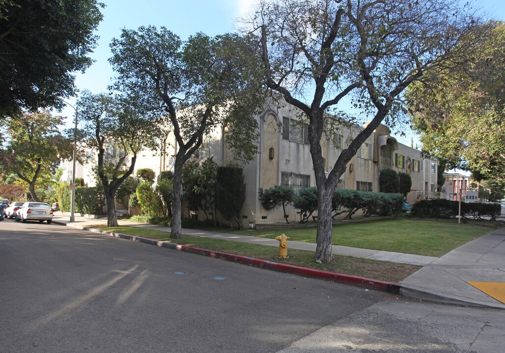 4804 Franklin Ave in Los Angeles, CA - Building Photo