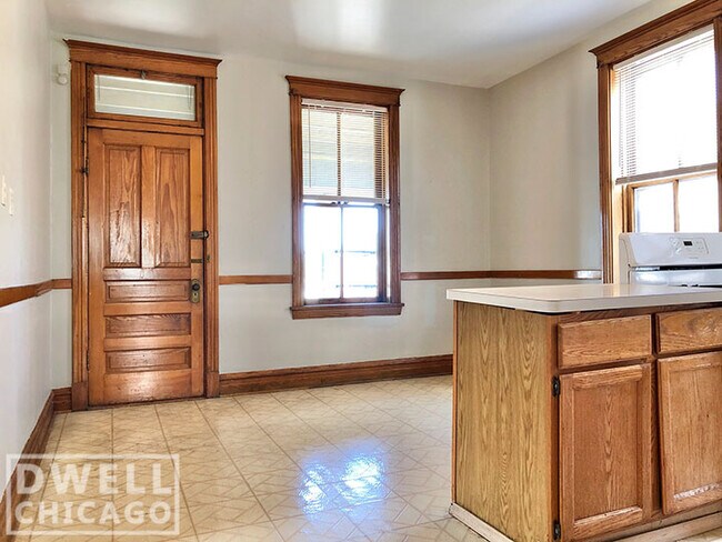 2334 W Belden Ave, Unit 4 in Chicago, IL - Building Photo - Building Photo