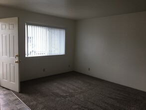 214-214 Sunny Ln in Sutherlin, OR - Foto de edificio - Building Photo