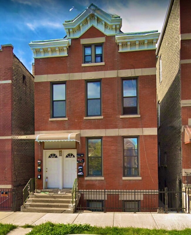 property at 940 W 31st Pl