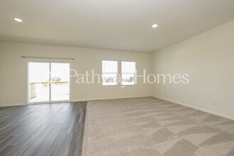 3552 Fellowship Rd in Columbia, TN - Foto de edificio - Building Photo