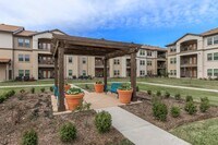 Mariposa at Harris Road 55+ Apartments in Arlington, TX - Foto de edificio - Building Photo