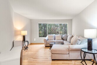 9625 122nd Ln NE in Kirkland, WA - Building Photo - Building Photo