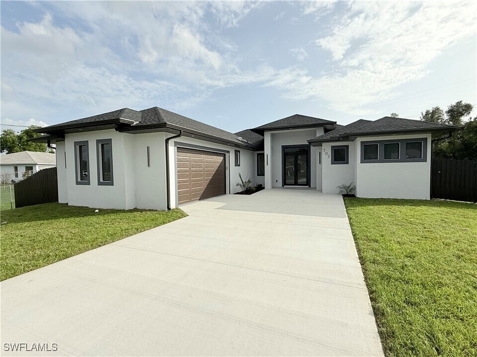 702 Zemil Ct in Ft. Myers, FL - Building Photo