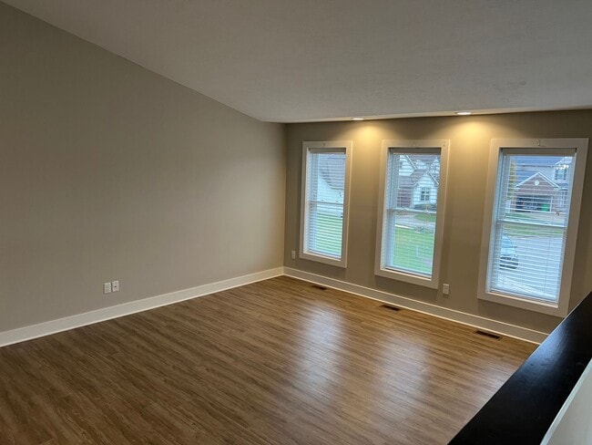 1121 Emorey Cir in Akron, OH - Foto de edificio - Building Photo