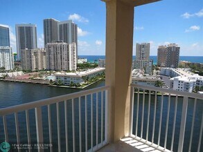 121 Golden Isles Dr in Hallandale Beach, FL - Building Photo - Building Photo