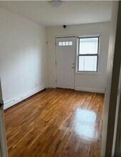 102-19 Martense Ave, Unit Apt C in Queens, NY - Foto de edificio - Building Photo