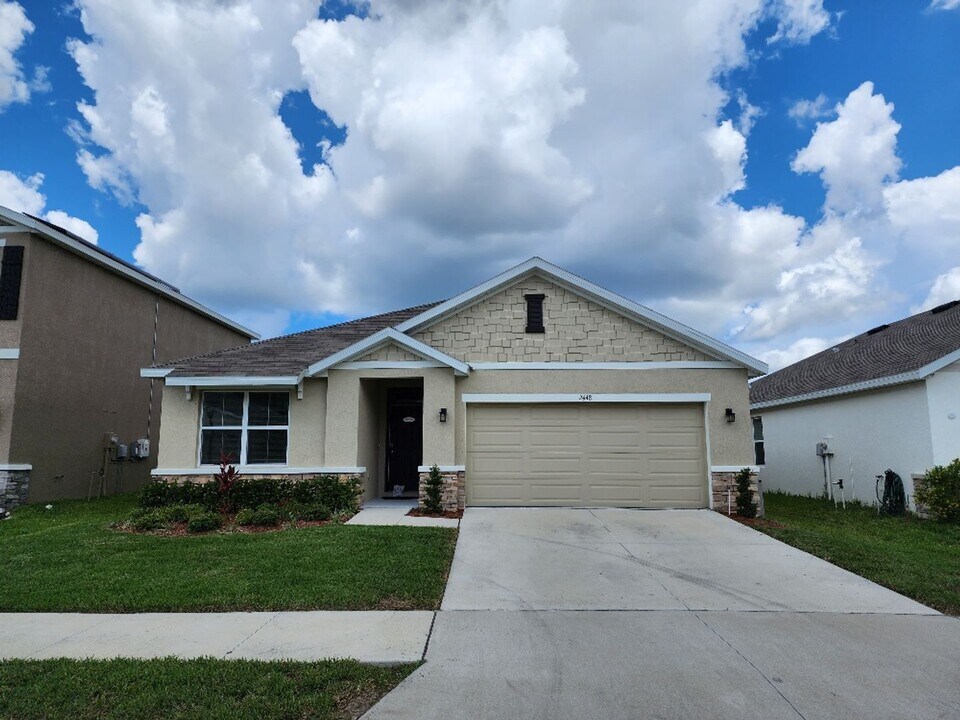 2448 Knight Island Dr in Brandon, FL - Building Photo