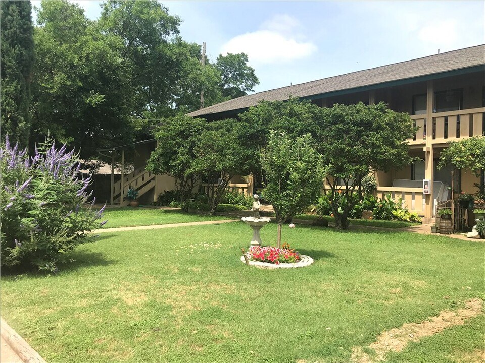 10810 Newmont Rd in Austin, TX - Building Photo