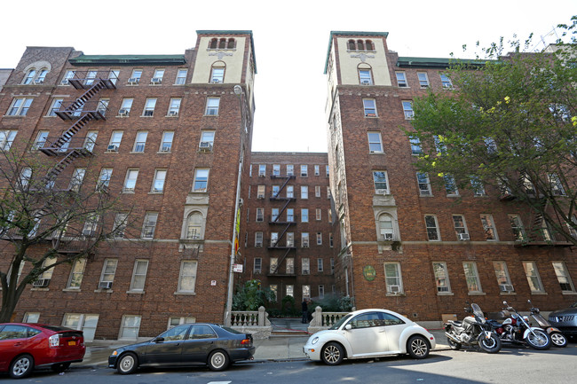 261-271 Seaman Ave in New York, NY - Foto de edificio - Building Photo