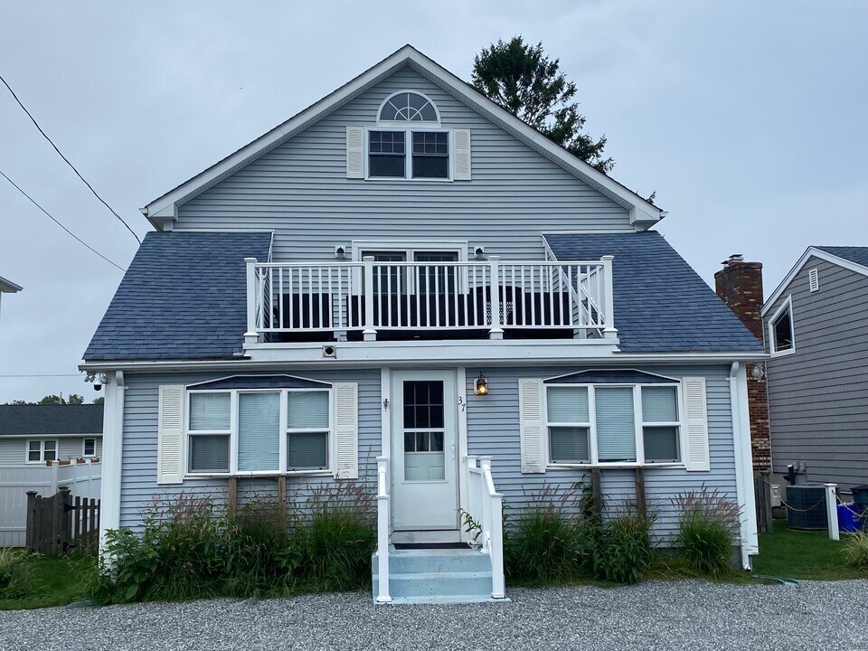 37 Greenbrier Rd in Narragansett, RI - Building Photo