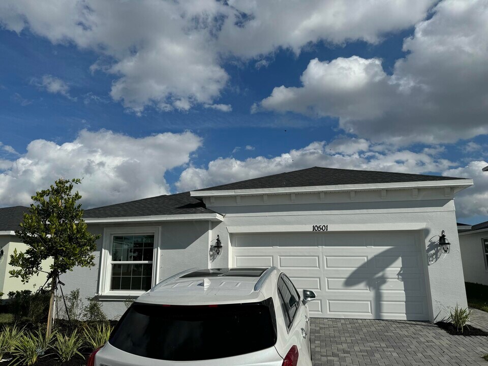 10501 NW Suncrest Lp in Port St. Lucie, FL - Building Photo