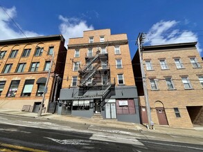 407-409 Station St in Bridgeville, PA - Foto de edificio - Building Photo