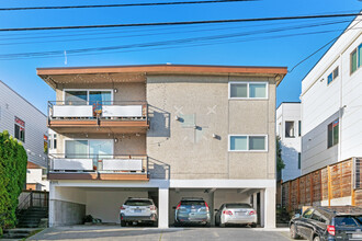 Whitman Apartments in Seattle, WA - Building Photo - Building Photo