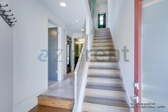3835 Gilman Ave W in Seattle, WA - Foto de edificio - Building Photo