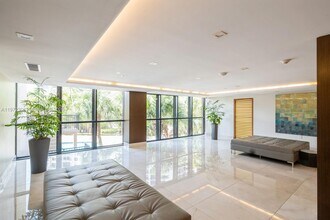 540 Brickell Key Dr in Miami, FL - Building Photo - Building Photo