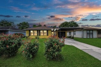 2404 Grape Ln in Pasadena, TX - Building Photo - Building Photo