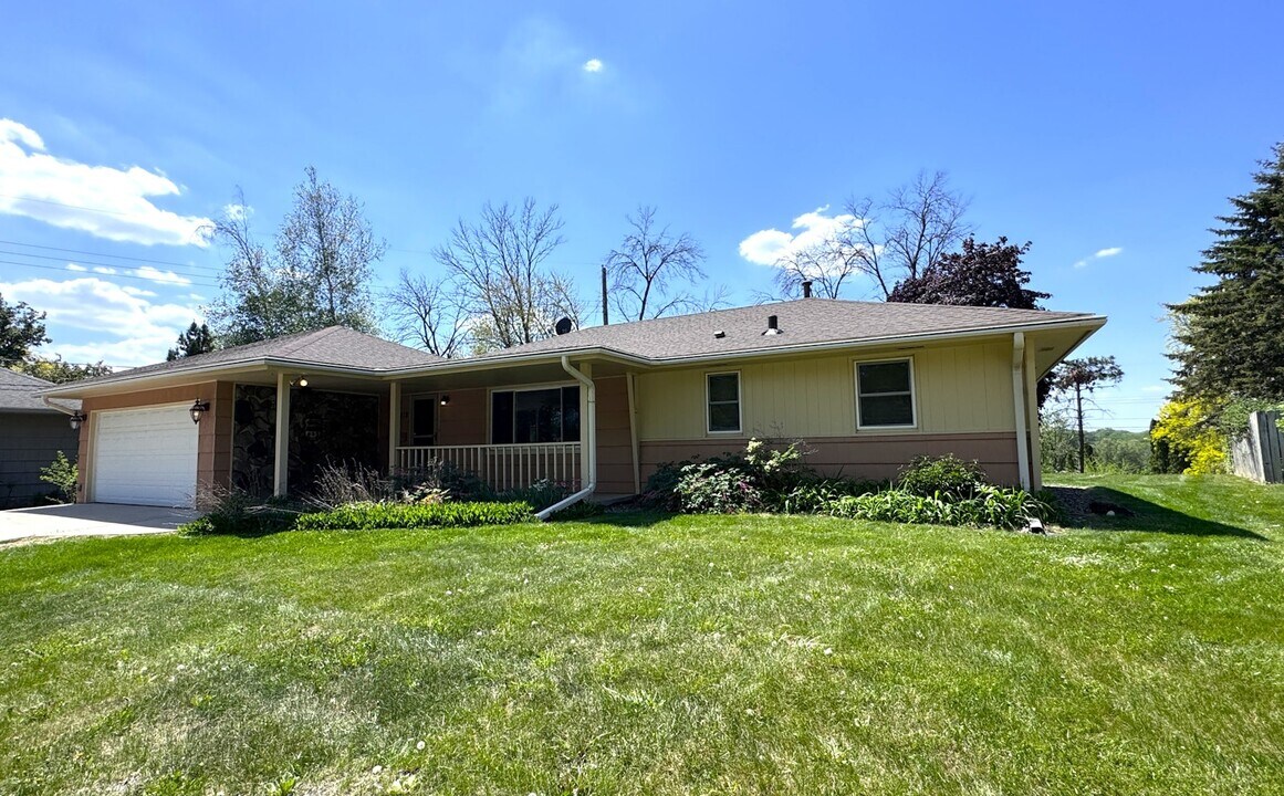 8812 Chowen Ave S in Bloomington, MN - Foto de edificio