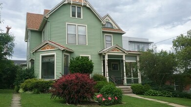 109 S Johnson St, Unit Furnished Sunny South in Iowa City, IA - Foto de edificio - Building Photo