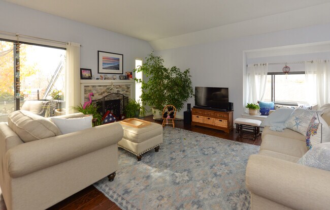 911 Heritage Vlg in Southbury, CT - Building Photo - Building Photo