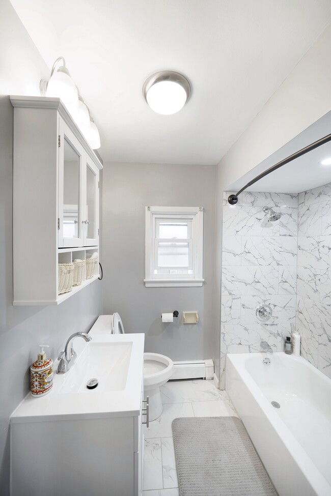 36 E 47th St, Unit apt 1 in Bayonne, NJ - Building Photo - Building Photo