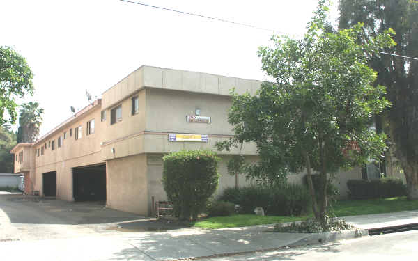 390 N Garfield Ave in Pasadena, CA - Building Photo