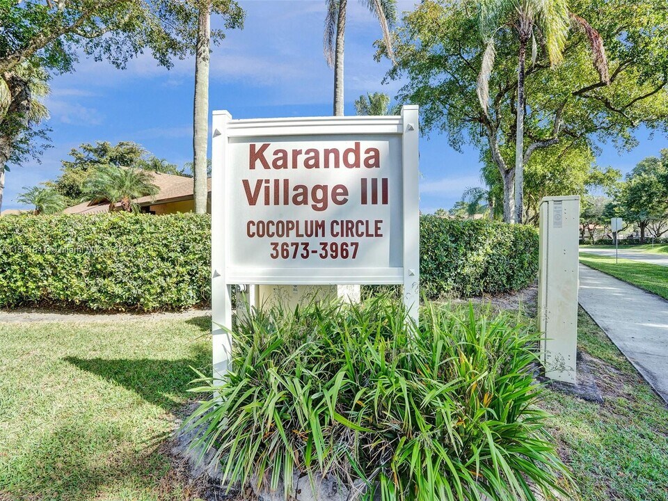 3897 Cocoplum Cir, Unit 3512 in Coconut Creek, FL - Foto de edificio