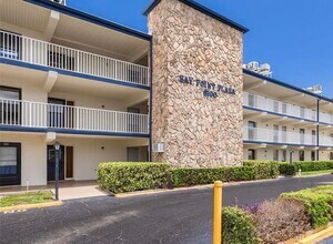 6100 12th St S, Unit 105 in St. Petersburg, FL - Foto de edificio - Building Photo