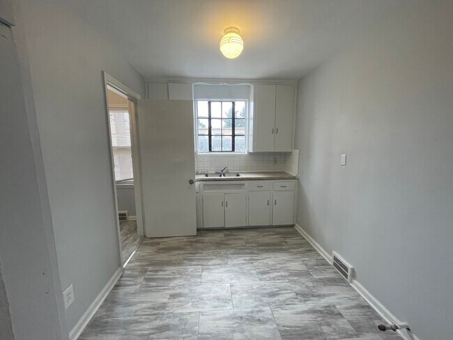 17125 Greenlawn St, Unit Upper in Detroit, MI - Building Photo - Building Photo