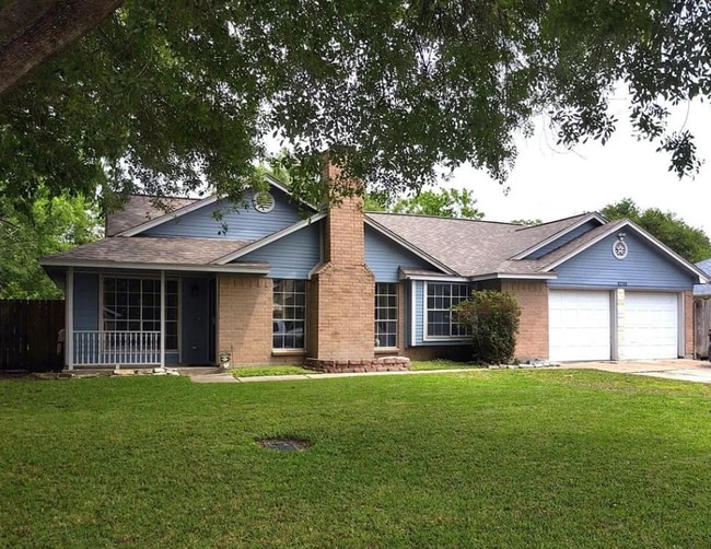 5205 Winding Brook Dr in Dickinson, TX - Building Photo - Building Photo