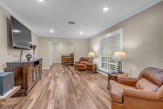 10051 Meadow Lake Ln in Houston, TX - Foto de edificio - Building Photo