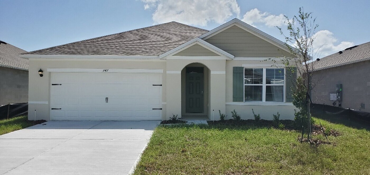 747 Squires Grove Dr in Winter Haven, FL - Building Photo