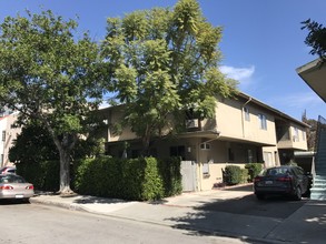 1040 N Sierra Bonita Ave in West Hollywood, CA - Building Photo - Building Photo