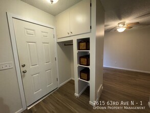 7615 63rd Ave N in Minneapolis, MN - Foto de edificio - Building Photo