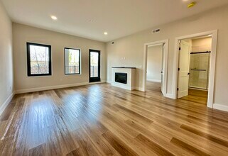 63 Belgrade Ave, Unit 103 in Boston, MA - Foto de edificio - Building Photo