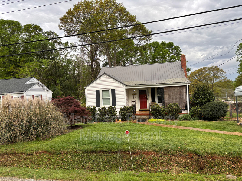 102 W Decatur St in Greenville, SC - Building Photo