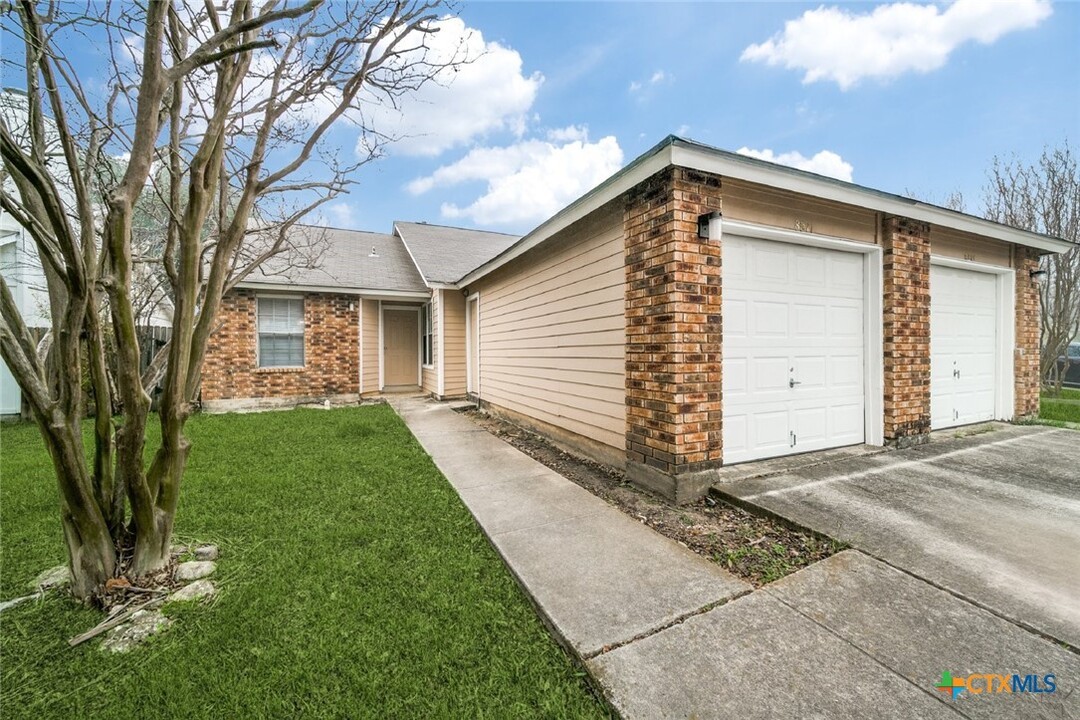 8911 Shadow Wood Ln in Converse, TX - Building Photo