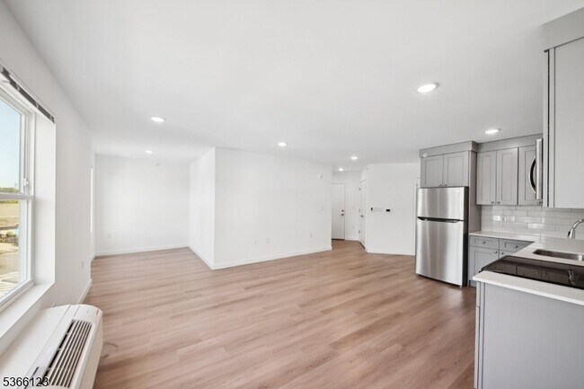 369 18th Ave in Newark, NJ - Foto de edificio - Building Photo