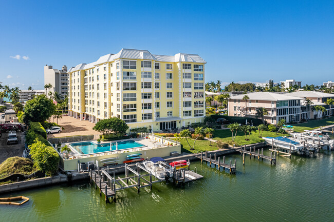 Boulevard Club in Naples, FL - Foto de edificio - Building Photo