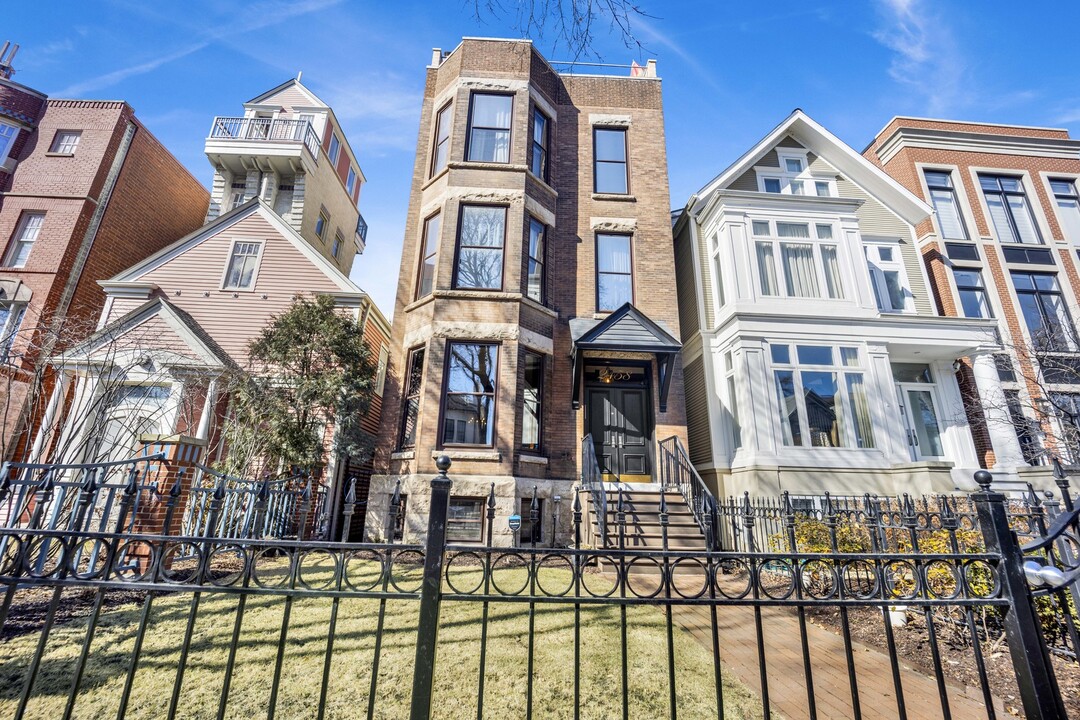 2458 N Burling St in Chicago, IL - Building Photo