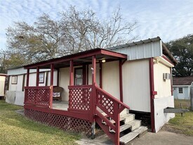 4201 Darby St in Bacliff, TX - Building Photo