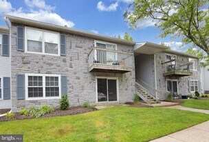 11 Coral Tree Ct in Trenton, NJ - Building Photo