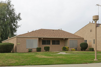 Tulare Garden Apartments in Tulare, CA - Building Photo - Building Photo