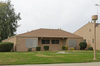 Tulare Garden Apartments in Tulare, CA - Foto de edificio - Building Photo