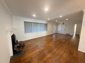 11130 Canby Ave in Porter Ranch, CA - Foto de edificio - Building Photo