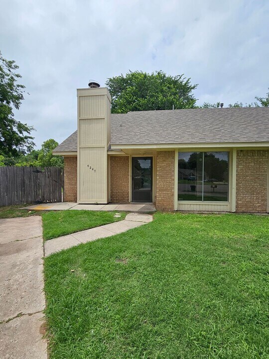 4247 Wembleton Cir in Norman, OK - Building Photo